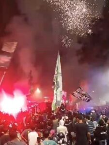 Bonek Rayakan Ultah Persebaya ke-98 dengan Semangat Membara